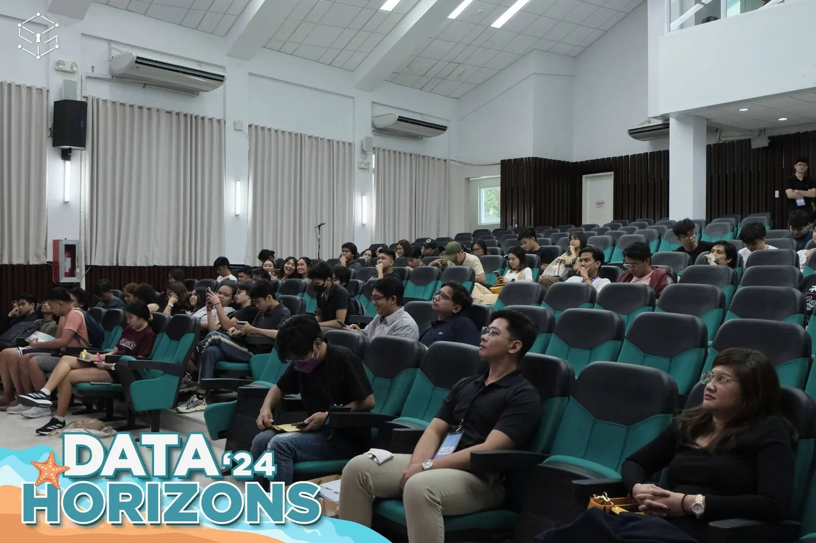 A speaker presenting to the Data Horizons 2024 audience